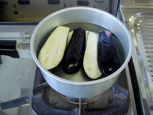 実験手順2: 鍋でお湯を沸かし，切ったナスを入れ5分間ほどゆでます。　（ゆで汁が青緑色になってきます。）