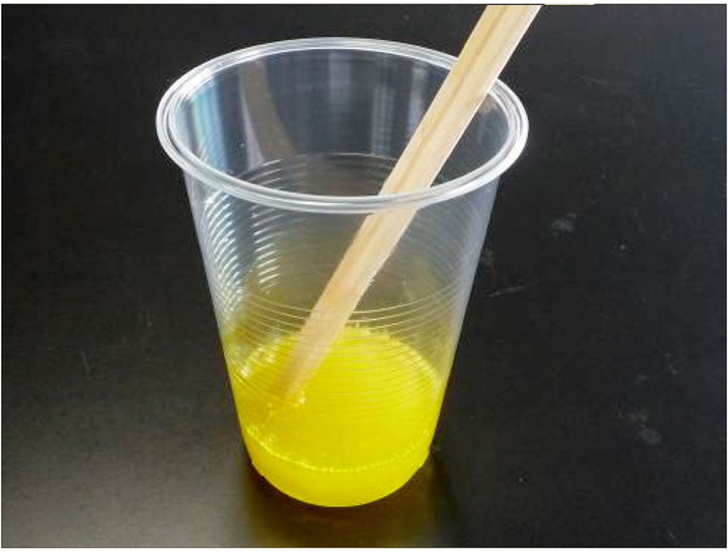 実験手順3: 実験手順2のプラスチックコップに実験手順1でつくった食塩水の上澄み液を少量（スプーン一杯程度）加え，割りばしでよ＜かき混ぜる。