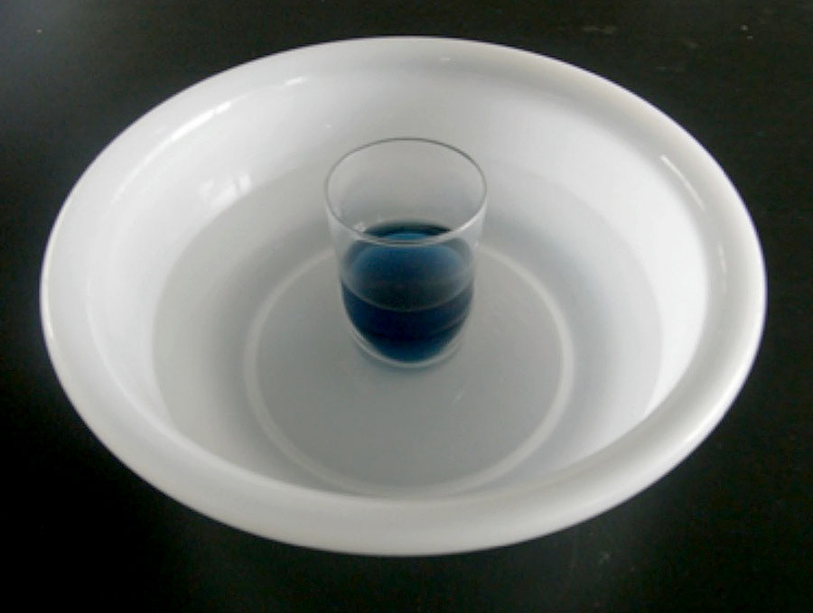実験操作3: 青紫色の水溶液の入ったコップを，約60 ℃のお湯を入れた洗面器に浸す。しばらくすると，青紫色はだんだん薄くなり，やがて色が消える。
