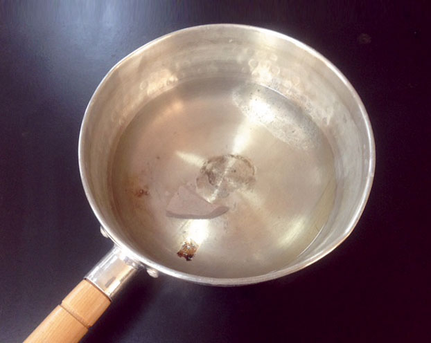 実験操作2: 1切れのレバーを熱湯に10分ぐらいつけておく。