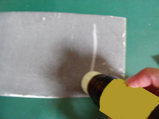 実験手順2: 黒くなった感熱紙に，虫さされ治療薬をぬると白くなる。白くなったところに綿棒で食酢をぬると，元のように黒くなる。