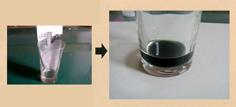 実験手順3: コップにエタノール10〜20 mL入れ，そこに②で黒くなった感熱紙を入れると，エタノールに色が移り黒くなる。もしも，エタノールがあまり黒くならなかったら，食酢を加えると黒くなる。　<strong>＜アドバイス＞エタノールの量が多いと色の変化がわかりにくくなることがあります。