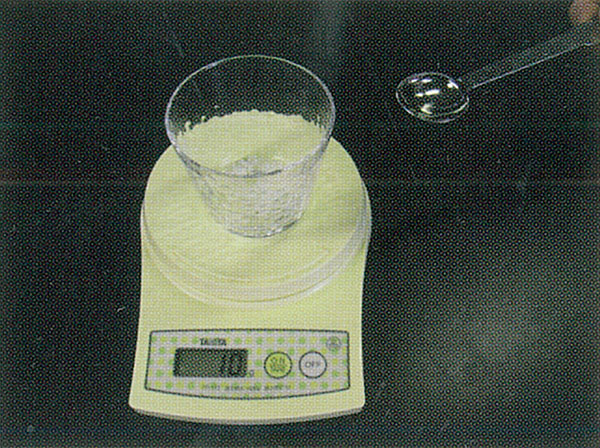 実験手順1: ハイポ10 gと水2.5 mLをコップに入れる。ハイポをとかしたときの液の深さが5 mm程度になるようにするため，容器の大きさに応じてこの割合でハイポと水の量を変える。