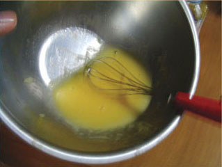 実験手順4: 酢がまざったら，こんどはサラダ油180 mLを少しずつくわえてかき混ぜます。お酢の味がしなくなったら完成です。　<strong>＜コツ＞サラダ油を少しずつ加え，そのたびごとに，泡立て器でしっかりと手早く混ぜるとうまくできます。