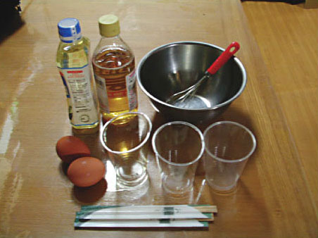 準備するもの: 卵黄（卵2個），酢，サラダ油，使い捨てプラスチックコップ（3個），ボウル，泡立て器，割り箸，大さじ，計量カップ
