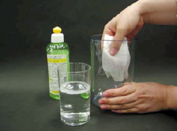 実験手順1: 中性洗剤を水で10倍程度にうすめ，洗剤の水溶液をつくる。洗剤の水溶液を浸したティッシュペーパーで，保存容器の内側を拭く。