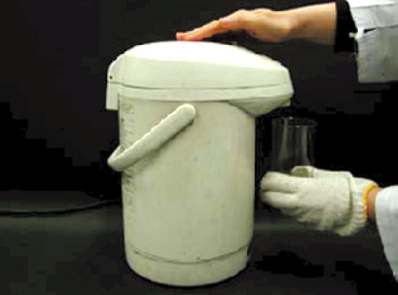 実験手順2: ポットのお湯を，無色透明なガラスのコップに7分目まで入れる。このときコップを持つ手には軍手をする。