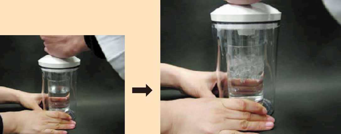 実験手順3: 真空保存容器に実験手順2のコップを入れ，コップの中で沸騰が始まるまでポンプを動かし，中の空気を抜く。　→コップの中のお湯が沸騰する