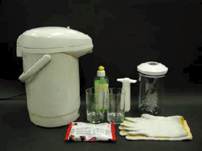 用意するもの: 真空保存容器，お菓子の袋（未開封のもの），中性洗剤，ティッシュペーパー，ガラスのコップ2個（1個は無色透明なもの），お湯，軍手