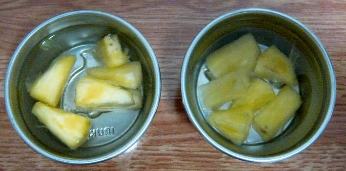 実験手順3: 溶かしたゼラチンを少し冷ましてから，プリンカップに流し込みます。ゼラチンを入れた容器2つのうち片方には適当な大きさに切った生のパイナップルを入れ，もう一方には実験手順1の熱したパイナップルを入れます。