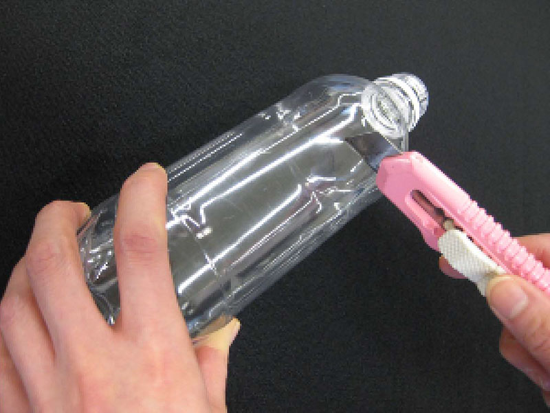 実験方法1: <strong>ペットボトルを切り開く　ペットボトルの上下を切り取って，胴の部分を切り出し，帯状に切り開きます。　注意：カッターやはさみ，切ったペットボトルなどで，けがをしないように気をつけましょう。