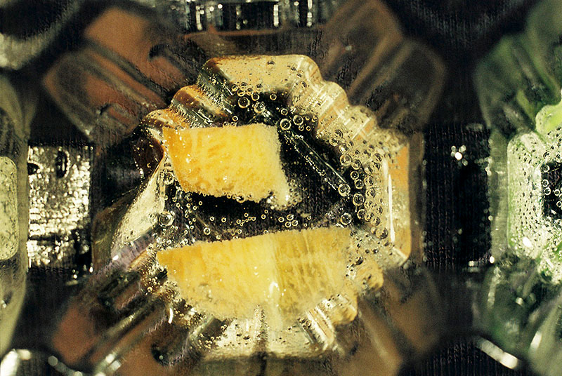 実験方法2: 野菜の小片に約1% H<sub>2</sub>O<sub>2</sub>水をそそいでひたし，泡が出るようすを観察する。　泡を観察しやすくするくふうをしよう（背景の色を変える，発生直後の小さな泡の出どころを拡大鏡でみる，泡がつぶれないように中性洗剤を加える，など）。