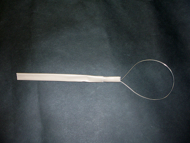 （写真1.2）針金でロートを支える枠と取っ手を作り，取っ手にガムテープを巻く。これを使って実験を行い，湯が手にかからないようにすること。