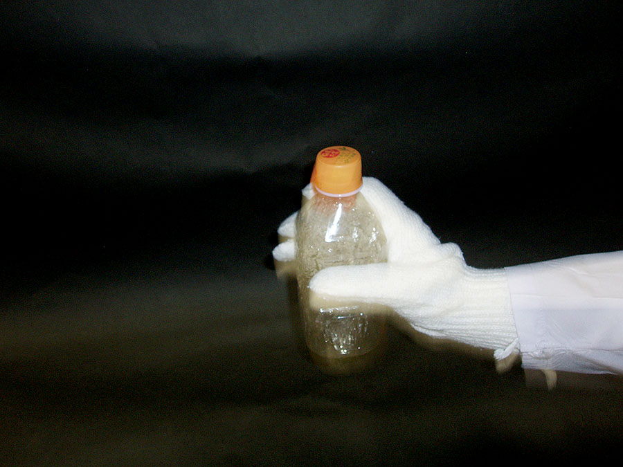 実験手順2: ペットボトルの蓋をして，よく振る。　このときペットボトルは熱くなっているので，軍手を着用すること。