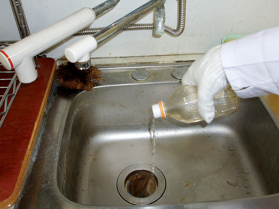 実験手順3: ペットボトルの蓋をあけて，湯を流しに捨てる。手順1〜3を2〜3回繰り返す。