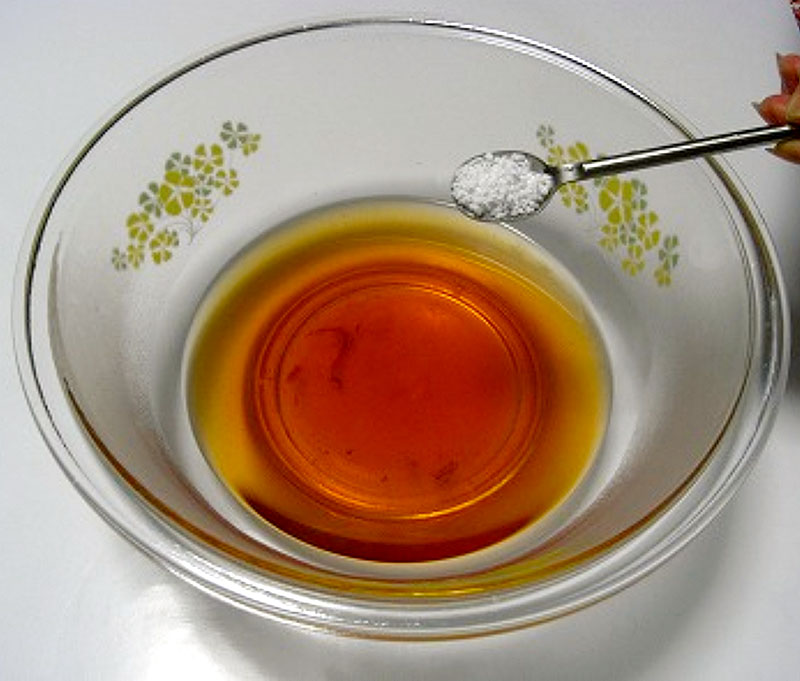実験手順2: 煮汁はざるを使ってボウルに移し，小さじ1杯のミョウバンを加える。