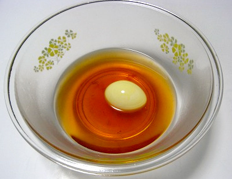 実験手順3: 煮汁の中にゆで卵を入れ，転がしながら10分間浸す。