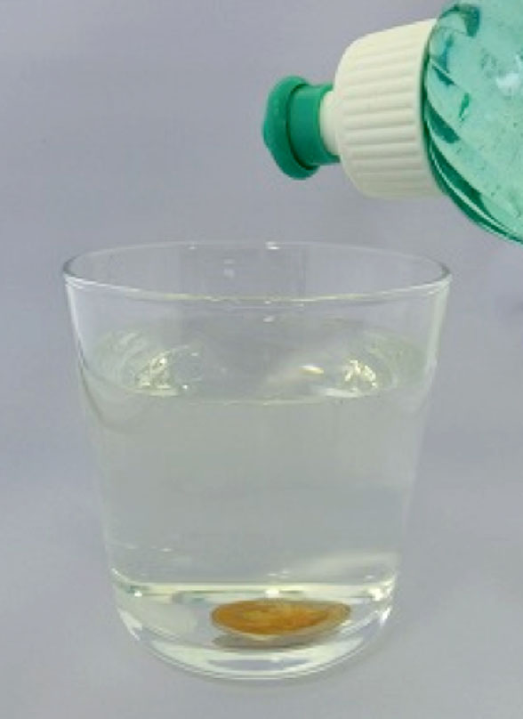 実験手順3: ラー油に当たるように液体洗剤を数滴落とす。
