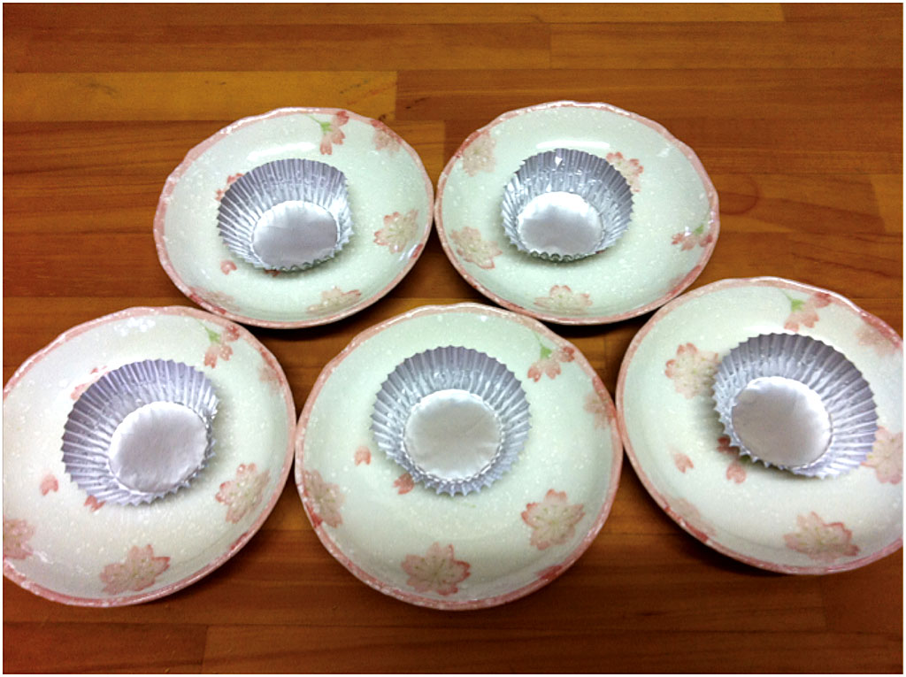 実験手順1: アルミカップを5つ，それぞれ陶器のお皿の上に並べます。