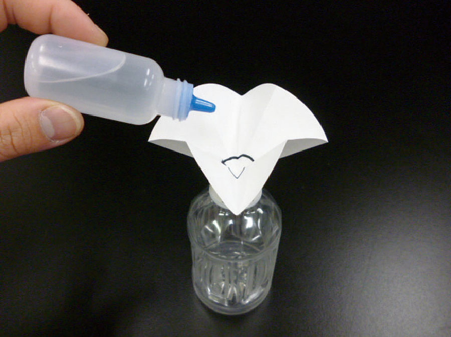 実験操作4: あらかじめ点眼ビンに水を入れておき，ろ紙の中心に点眼ビンから水を数滴たらします。
