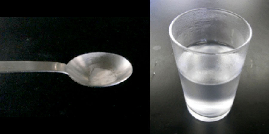 実験操作1: 小さじでごく少量のデンプンを取り，コップ1杯のお湯に溶かす。このとき実験操作2を行う前にデンプン水溶液の温度が室温になるまで待つ。