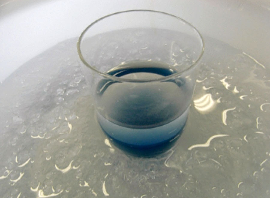 実験操作4: 色が消えた水溶液を，氷水の入った洗面器に浸す。　しばらくすると，水溶液が青紫色に戻る。この変化は，何回も繰り返すことができる。