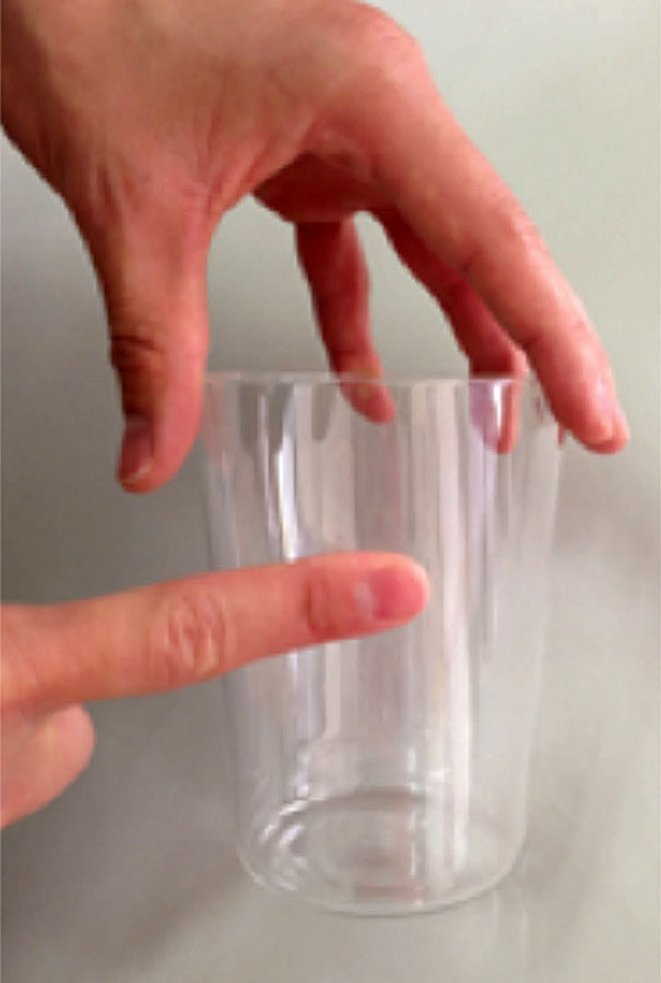 実験操作1: ガラスコップに指を押しつけて指紋を付ける。