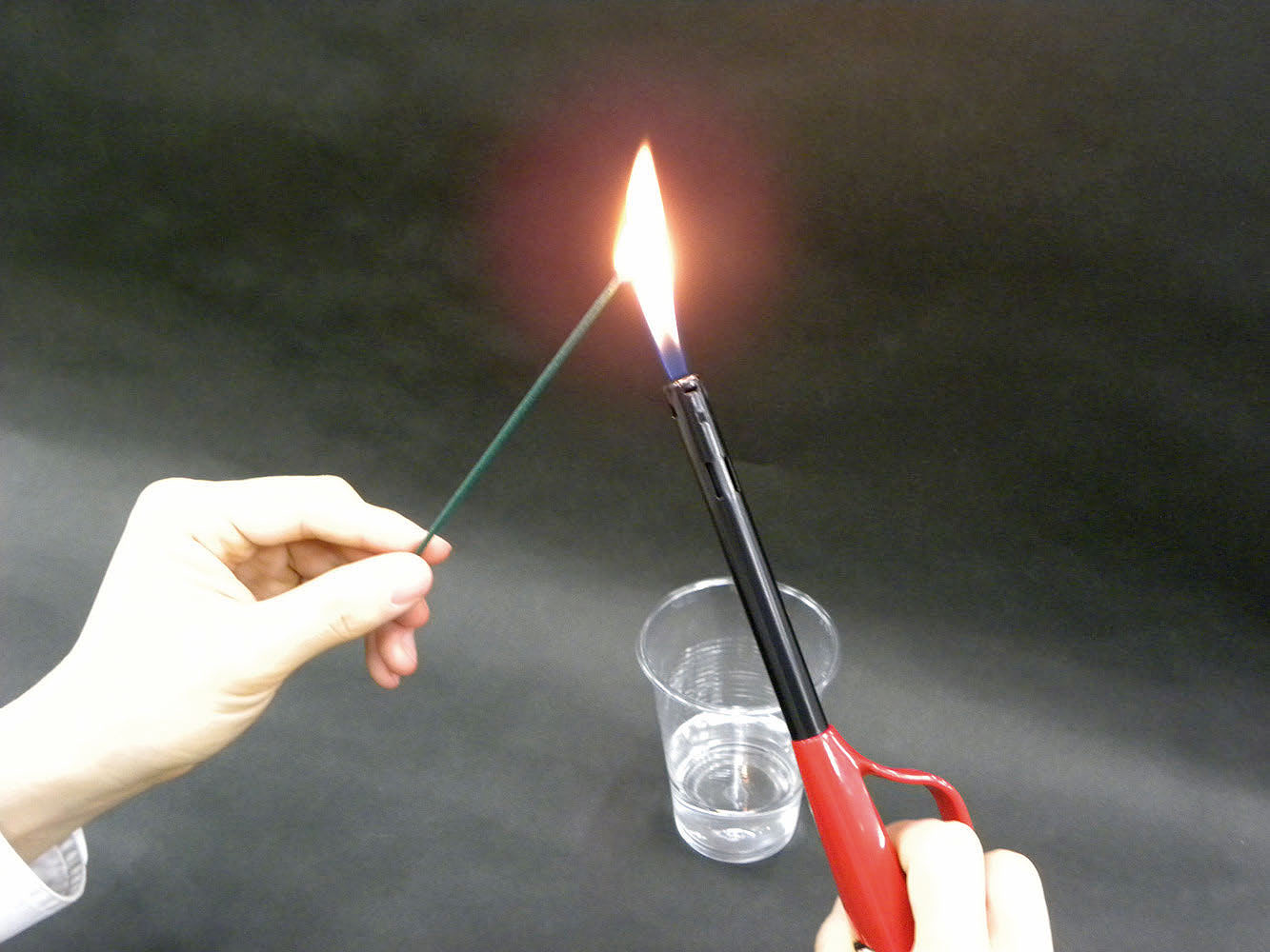 実験操作2: 線香に火をつける。　注意：燃えさし入れを近くに準備しておくこと。