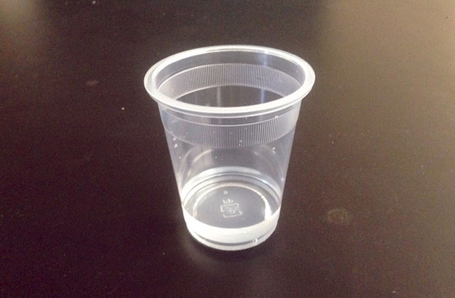 実験操作3: 2つのコップに各々オキシドールを底から1 cmぐらい入れる。