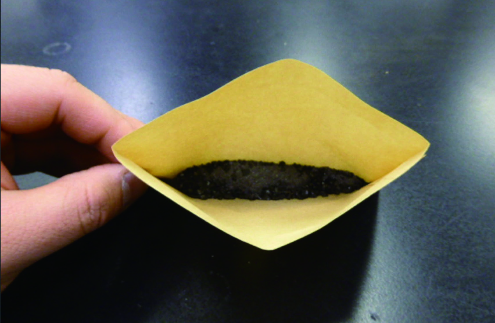 実験操作2: 鉄粉20 g（小さじ2杯），活性炭2 g（小さじ1杯）程度をとり，封筒に入れる。