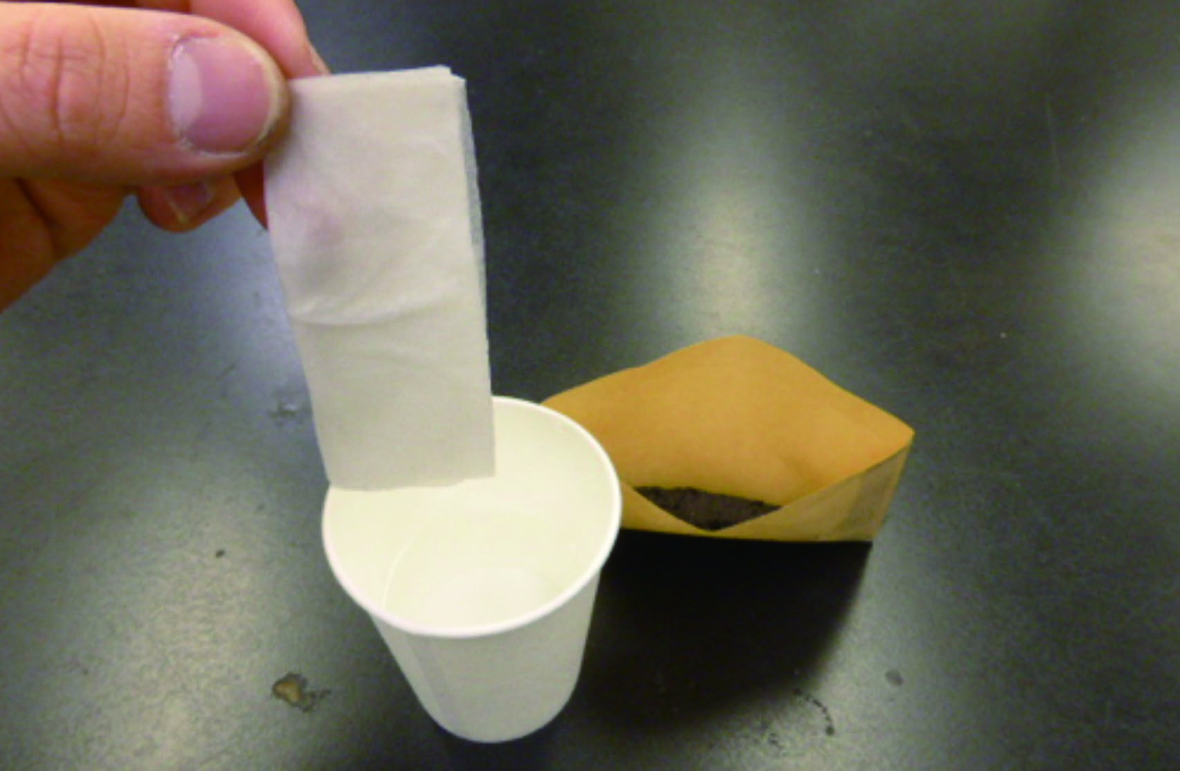実験操作3: 半分の大きさに切ったキッチンペーパーを封筒に入る大きさに折りたたみ，食塩水に浸す。キッチンペーパーを食塩水がたれない程度に軽くしぼり，封筒に入れる。