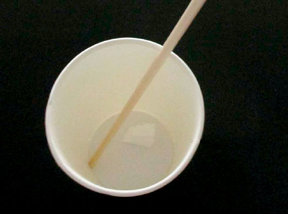 紙コップに，ブドウ糖飴を半分に割って（約1.5 g程度）入れ，50 ℃くらいの湯，約40 mL（大さじ3杯程度）で溶かす。