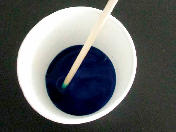 実験操作1にアルカリ性つけおき洗剤約40 mL（大さじ3杯程度）と，メチレンブルー溶液3〜5滴を入れて混ぜる。