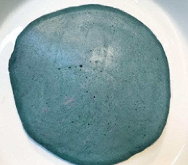 全体がこんがり焼けたら完成。青緑色に変化したホットケーキが焼きあがる。