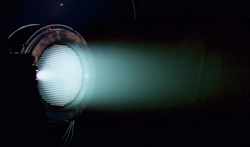 噴射中のイオンエンジン（はやぶさ）／写真は地上試験の時に撮影（提供 JAXA）